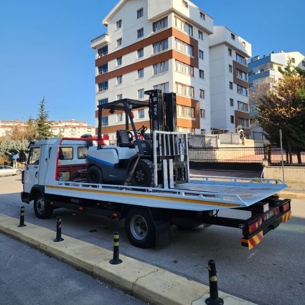 Çayyolu forklift kiralama fiyatları için sahada çalışan forklift makinesi